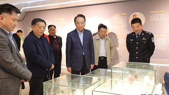 市委常委、政法委書記楊健蒞臨縣禁毒教育基地參觀指導
