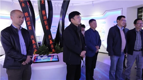省發(fā)改委二級巡視員曾洪暉一行來上栗調(diào)研指導工作，并參觀由立標展覽布展的贛湘合作產(chǎn)業(yè)園展示館